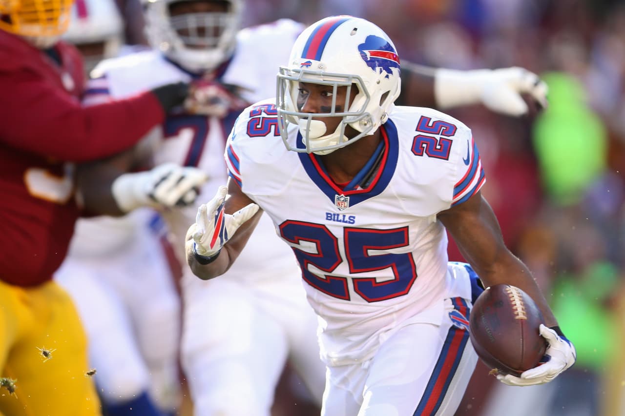 69 / LeSEAN McCOY - RB - BUFFALO BILLS - Su primera temporada con Buffalo Bills fue a la vez la tercera peor de su carrera en la NFL que ya abarca 7 años. Las 6 primeras campañas militó en Philadelphia Eagles, las últimas 2 superando las 1,300 yardas por tierra. En 2015 fue cambiado a los Bills donde apenas llegó a las 895 yardas con 3 touchdowns. El año pasado fue considerado en el número 29 del Top 100.