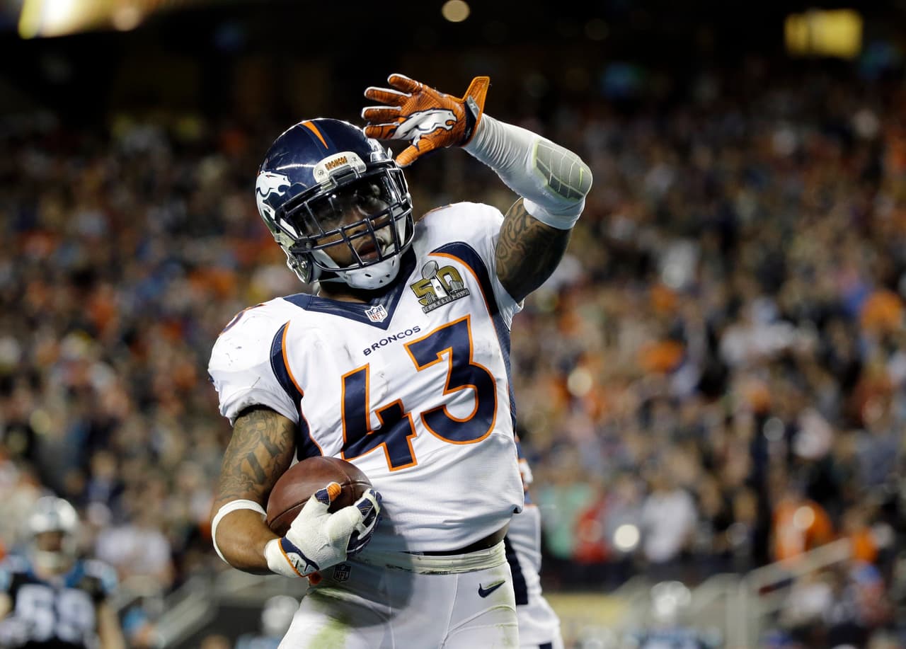68 / T.J. WARD - SS - DENVER BRONCOS - Parte del éxito defensivo de Denver Broncos estuvo basado en jugadores de tremendo impacto. Ward lleva 2 años con el equipo y en ambos se ha colocado entre los mejores tackleadores, de hecho en 2015 fue el tercero mejor con 61, solo detrás de los linebackers Brandon Marshall y Danny Trevathan. El año pasado no estuvo considerado en el Top 100.