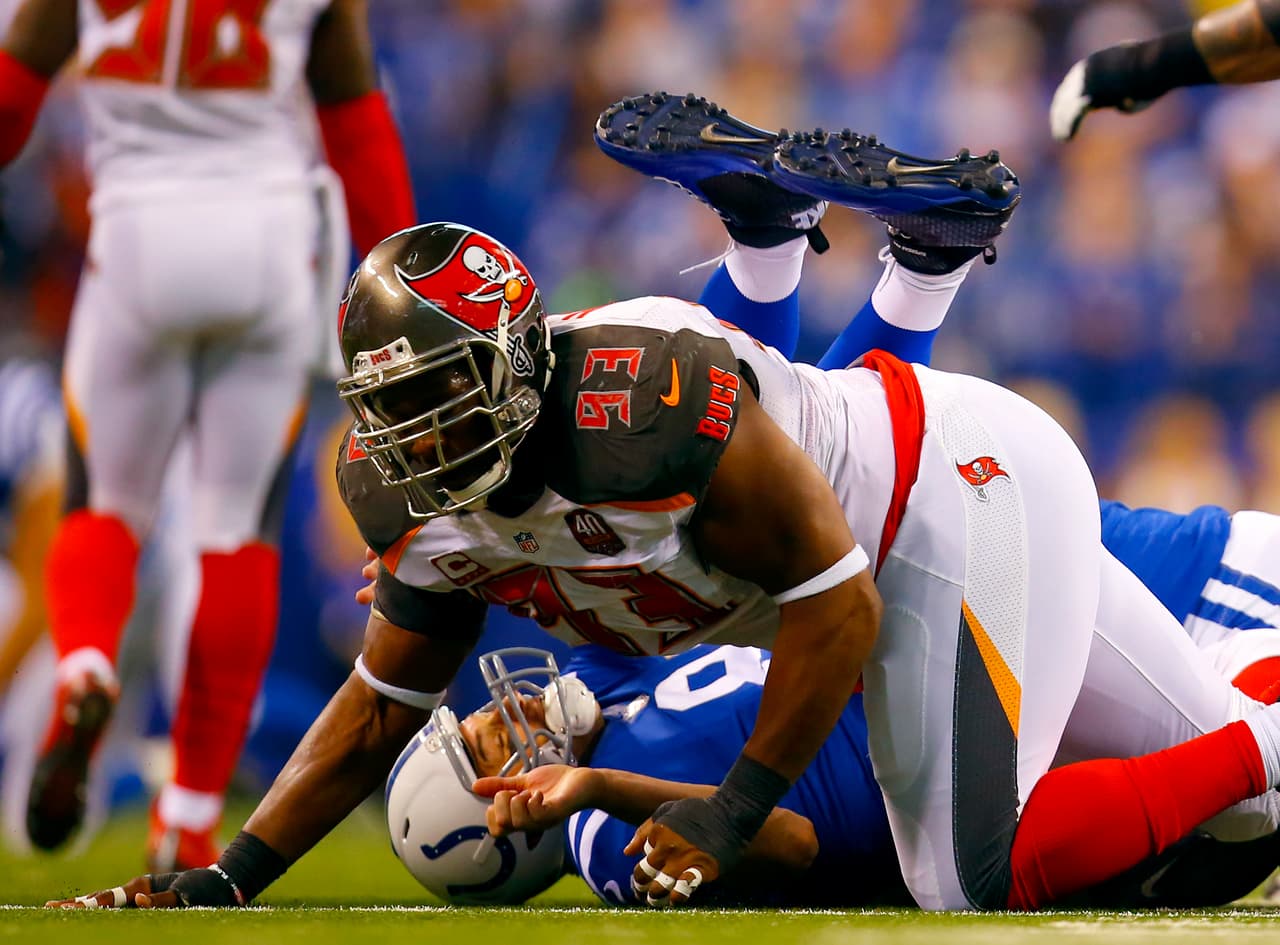 63 / GERALD McCOY - DE - TAMPA BAY BUCCANEERS - A pesar de que fue líder en capturas de quarterback de los Buccaneers con 8.5 (misma cifra del año pasado) el número de tackleadas totales descendió, solo hizo 34, una menos que en 2015 y 16 menos que hace 2 años. Por ello también bajó de lugar 28 el año pasado al 63 ahora.
