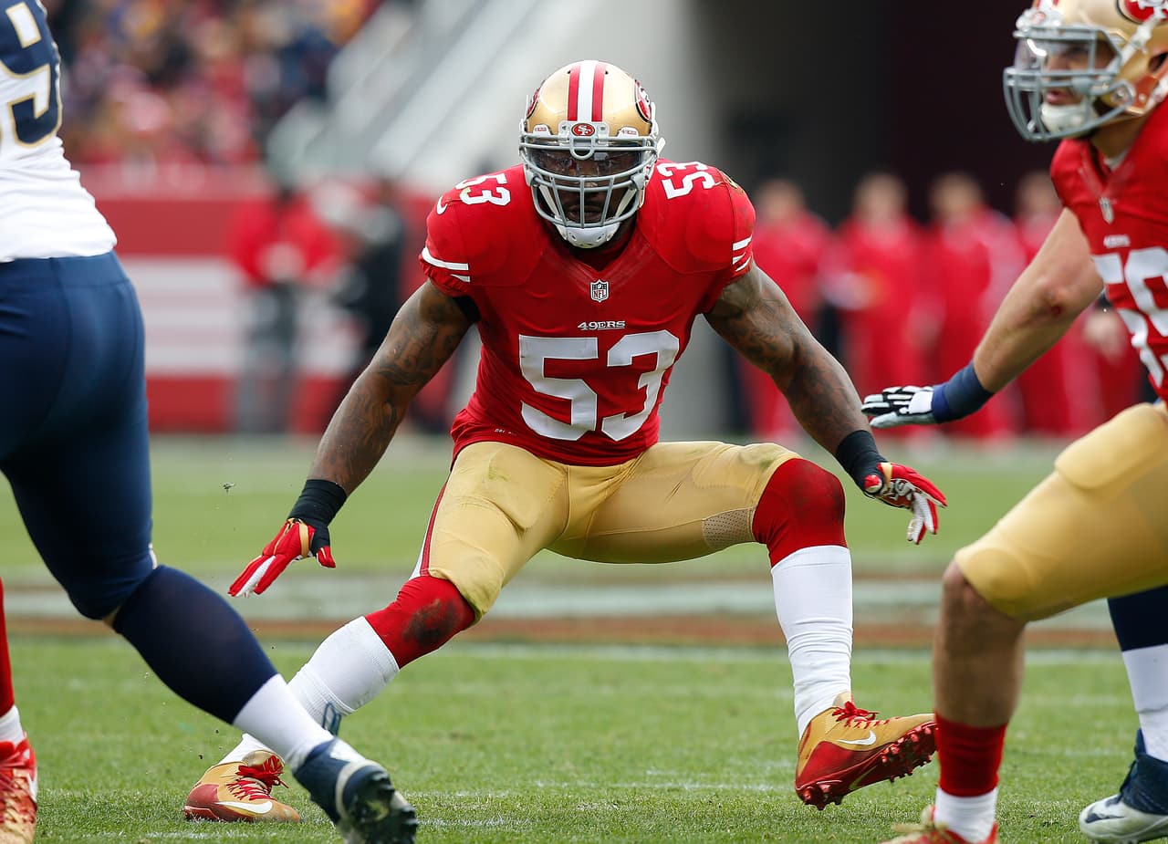 61 / NaVORRO BOWMAN - LB - SAN FRANCISCO 49ERS - Tuvo una increíble recuperación luego de perder toda la temporada 2014 por una grave lesión de ligamentos en su rodilla izquierda. La campaña 2015 fue la mejor de su carrera en total de tackleadas con 154, líder de los 49ers. Agregó 2.5 capturas, desvió 2 pases y provocó un balón suelto. El año pasado no apareció en el Top 100.