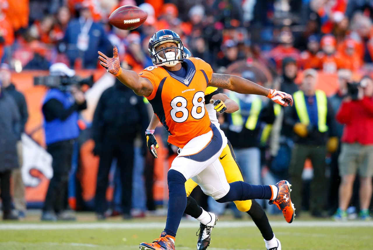 62 / DEMARYIUS THOMAS - WR - DENVER BRONCOS - Si bien lleva 4 temporadas al hilo espectaculares, en 2015 tuvo un ligero descenso de productividad, es probable que se debiera a la baja de juego de Peyton Manning. En los 3 años previos a 2015 superó las 1,400 yardas, ahora rebasó las 1,300 con apenas 6 touchdowns, siendo que llevaba 3 campañas con mínimo 10 anotaciones de 6 puntos. Esa baja le costó ser el 20 en 2015 al 62 rumbo a 2016.