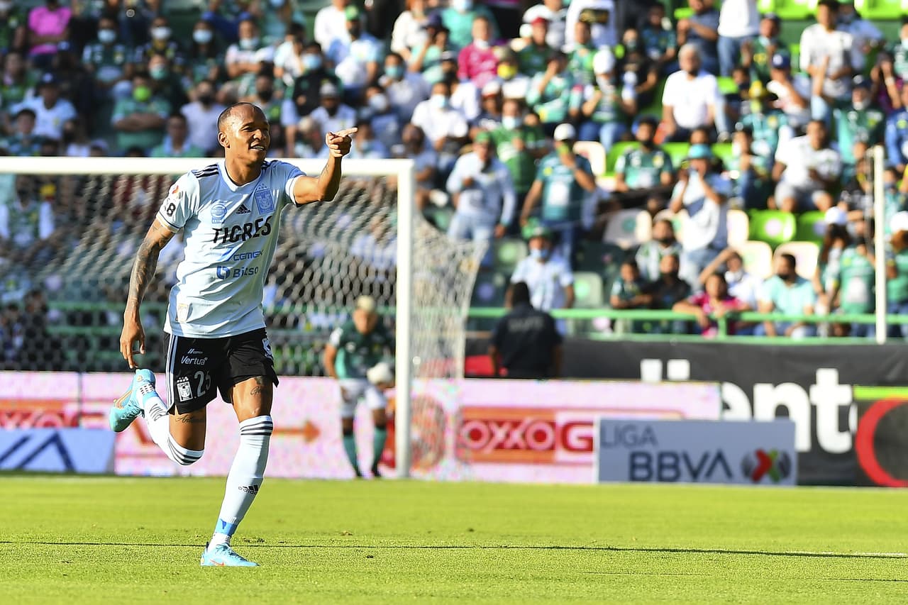 Al 27’, otro error de Cota. Quiñones encabeza contragolpe, gana por velocidad y dispara desde tres cuartos de cancha. El balón realizó un bote extraño que Cota atajó mal.