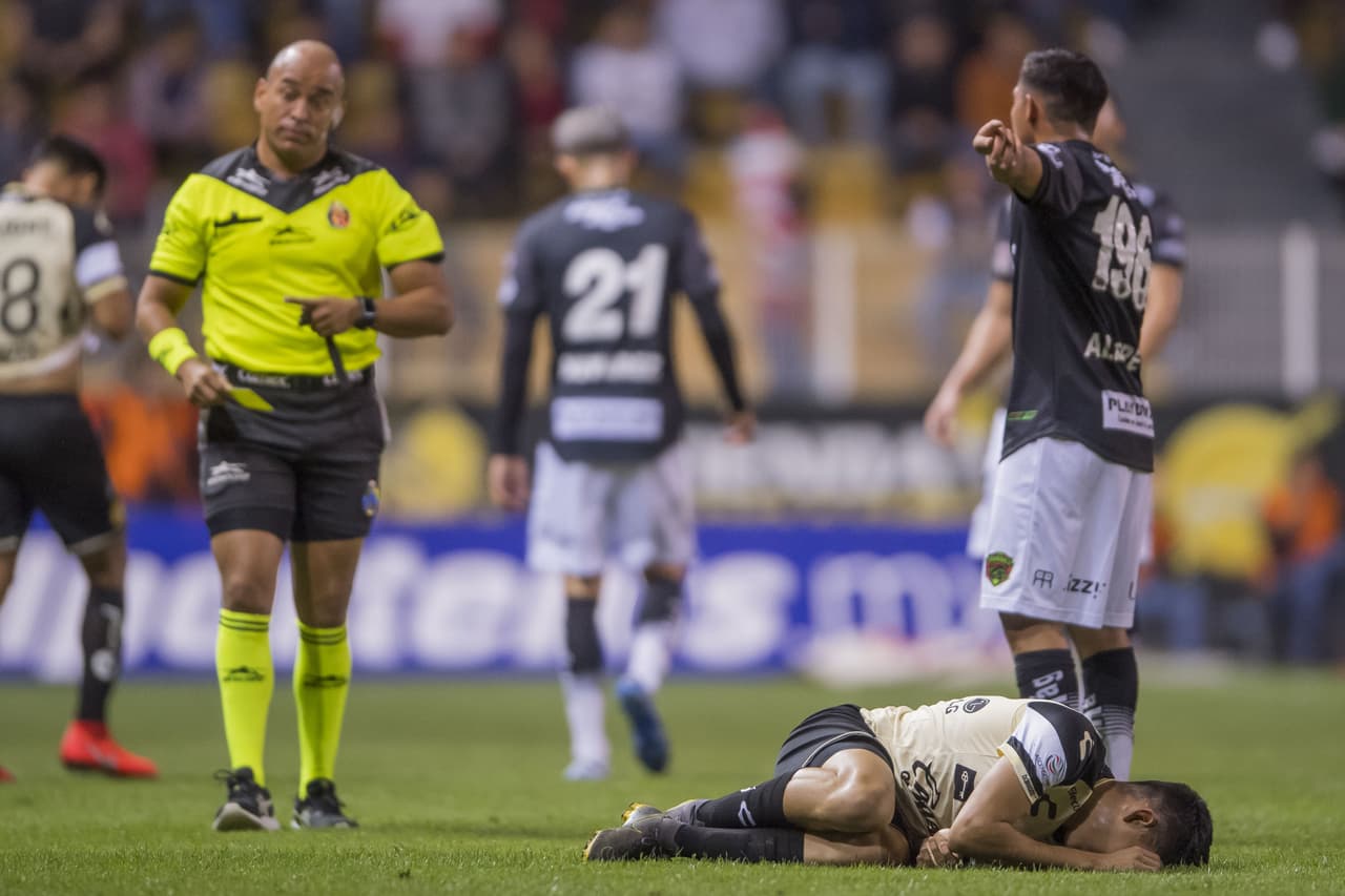 Nevarez cometió una falta sobre Osciel De la Cruz al 14’.