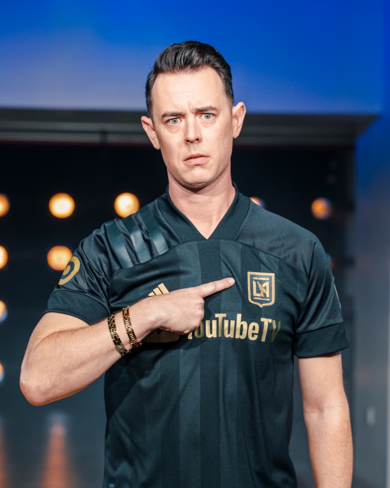 El director y actor Colin Hanks -hijo de la estrella Tom Hanks- presentó la nueva camisa de LAFC.