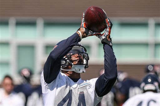 El safety Malcolm Bronson practicando el robo de balón (AP-NFL).