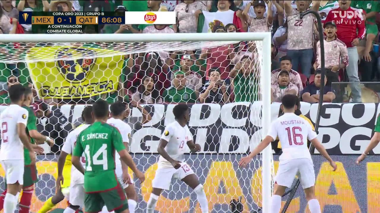 ¡CERCA! Edson Álvarez disparó que se estrella en el poste.