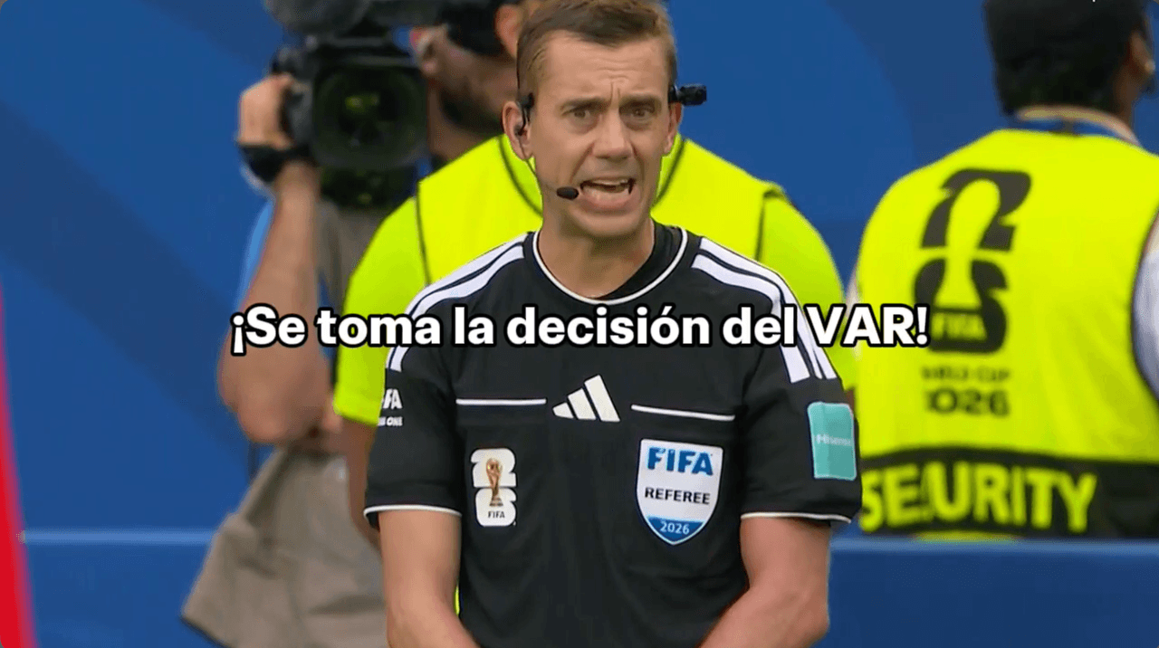 ¡El VAR se hace presente en el partido! ¡Todos esperan la decisión del árbitro!