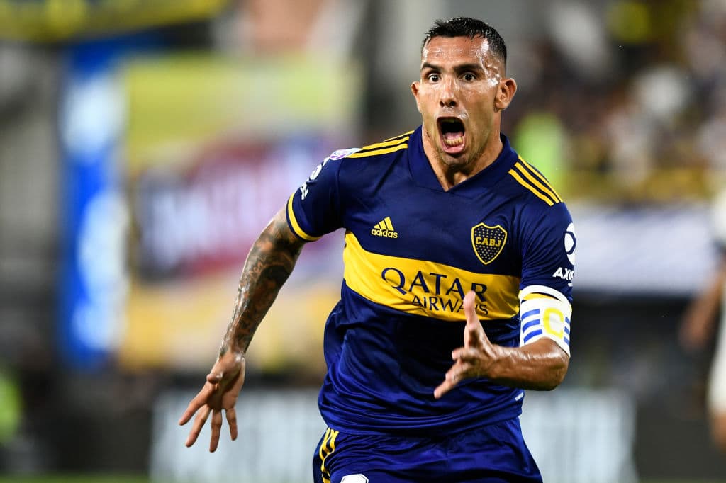 El cariño de sus compañeros tras anotar el gol de la ventaja.