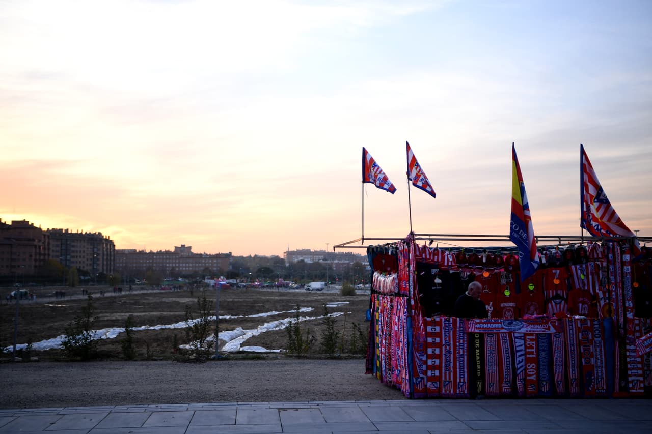 Los kioskos con artículos del club colchonero, así como de este partido, comenzaban a montarse en los alrededores del recinto deportivo.