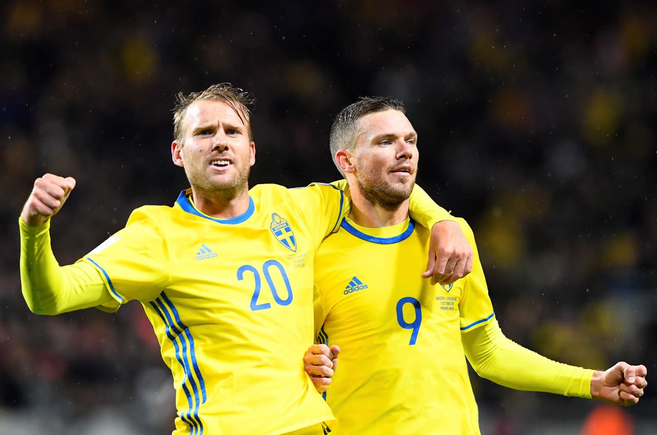 A pesar de caer 2-0 contra Holanda en la última fecha, Suecia obtuvo el lugar en repechaje. Fue así como los suecos celebraron una derrota.