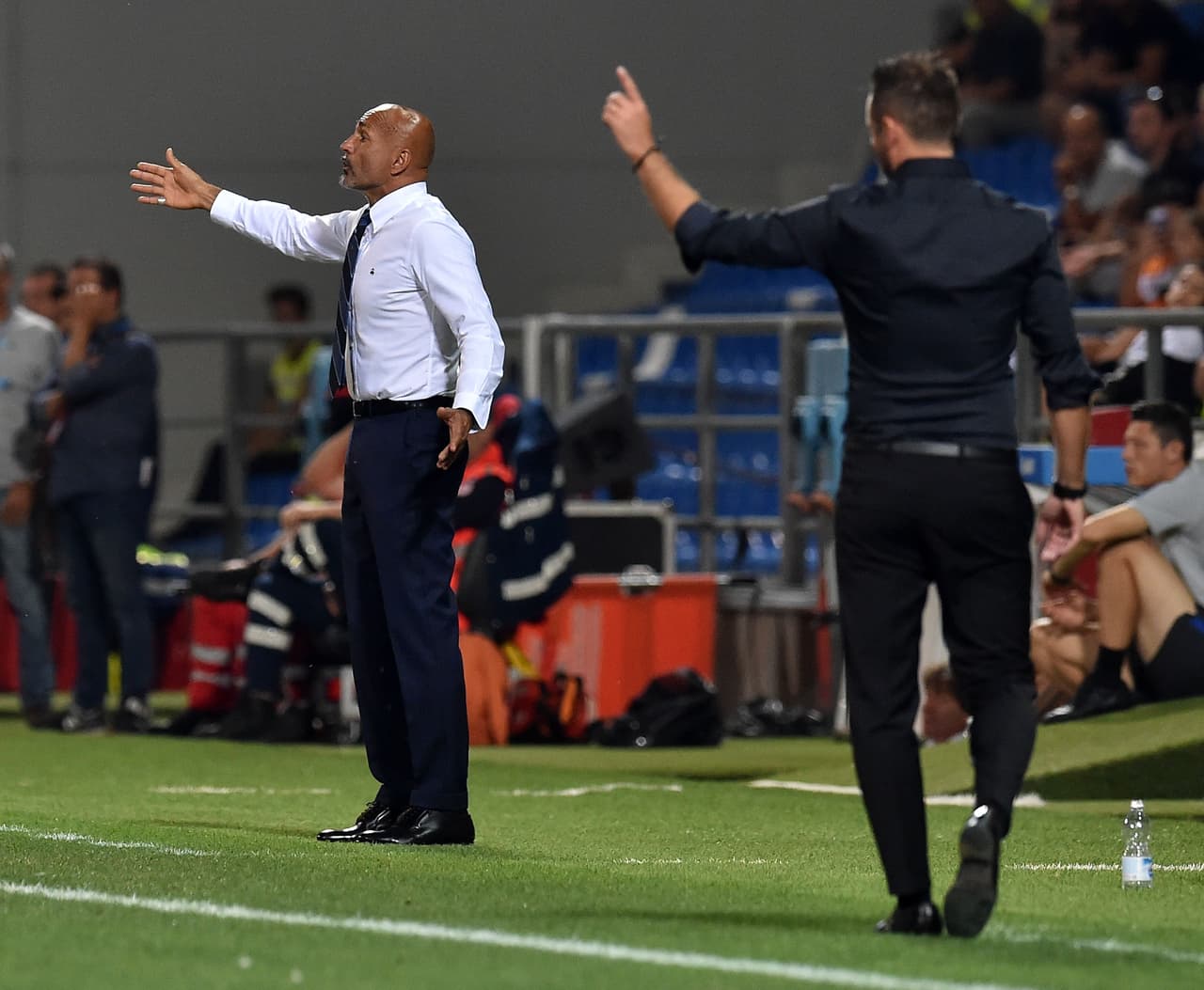 La desesperación del entrenador interista Luciano Spalletti (izquierda), era notoria y fue en aumento conforme iba añejándose el partido, pues su equipo fue inoperante, incapaz de hacer daño.