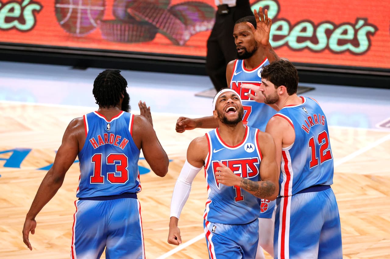 Kevin Durant y James Harden guían a Brooklyn Nets con 74 puntos