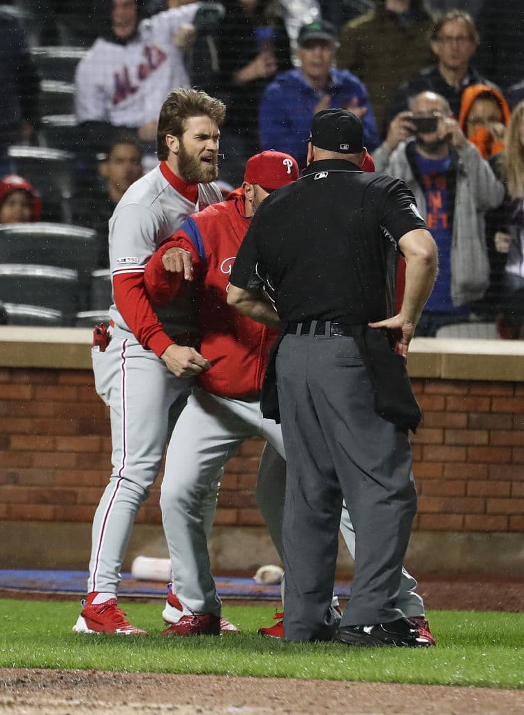 Al final pudieron contener a Bryce Harper quien se fue al vestidor musitando palabras censurables por la molestia y el enfado que le causaba la expulsión.