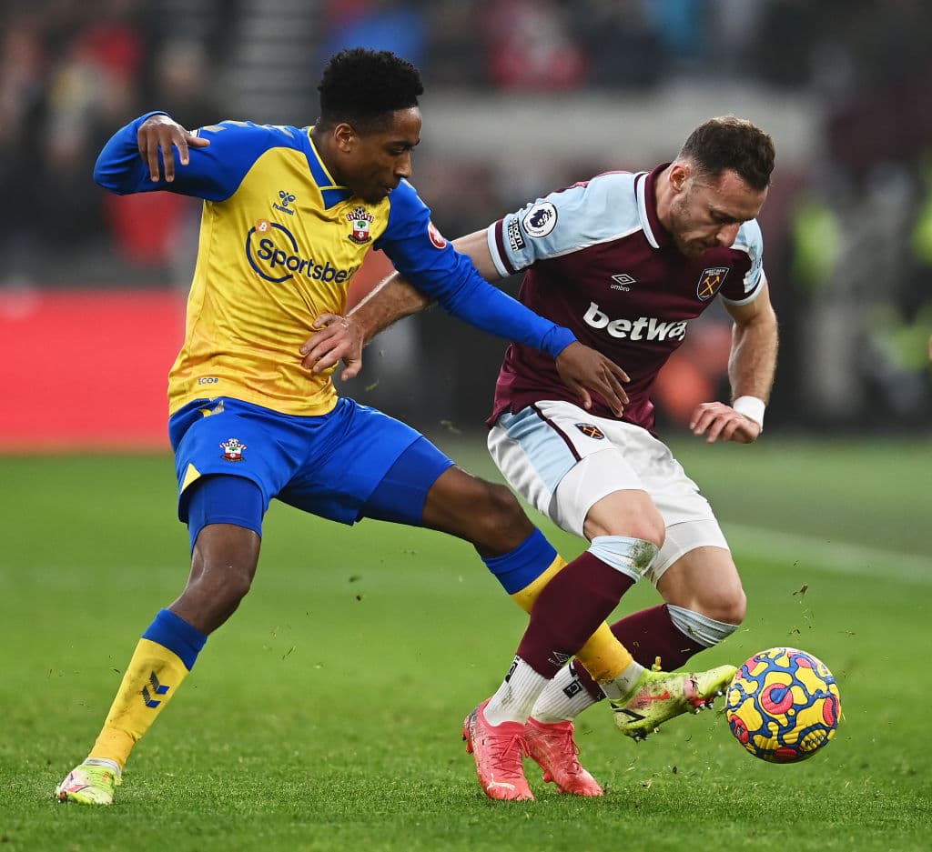 Manchester City goleo 6-3 al Leicester, Arsenal pasa por encima del Norwich City 3-0, Tottenham también golea 3-0 al Crystal Palace y el Southampton consigue apretada victoria de visita 2-3 sobre el West Ham United.