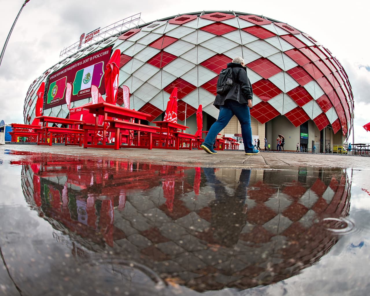 Hermosos trajes y mucho colorido de la afición en Rusia para el juego por el tercer puesto en la Copa Confederaciones.