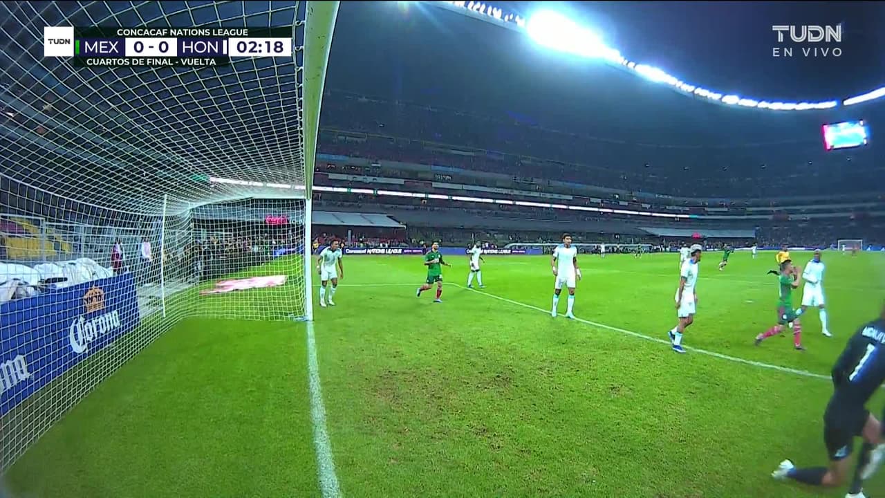 ¡CERCA! Érick Sánchez disparó que se estrella en el poste.