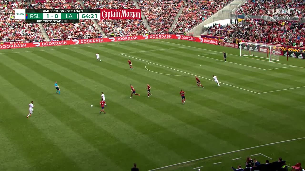 ¡TIRO ATAJADO! disparo por Efraín Álvarez.