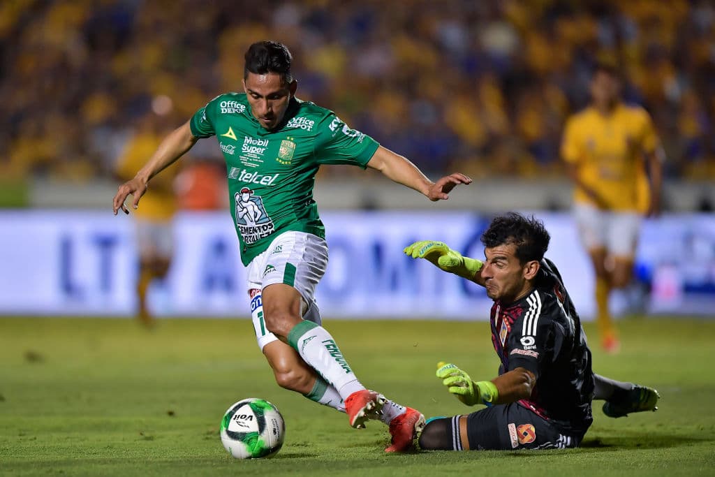 Luego del gol de Tigres, minutos después,Mena tuvo una clara de gol pero en lugar de definir de primera, se quiso acomodar y le salió al paso Nahuel Guzmán y le quita toda posibilidad.