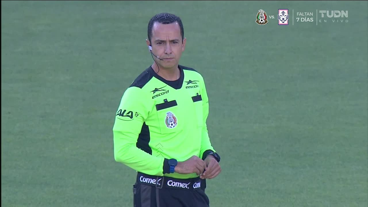 Arranca el partido y la pelota está en juego.