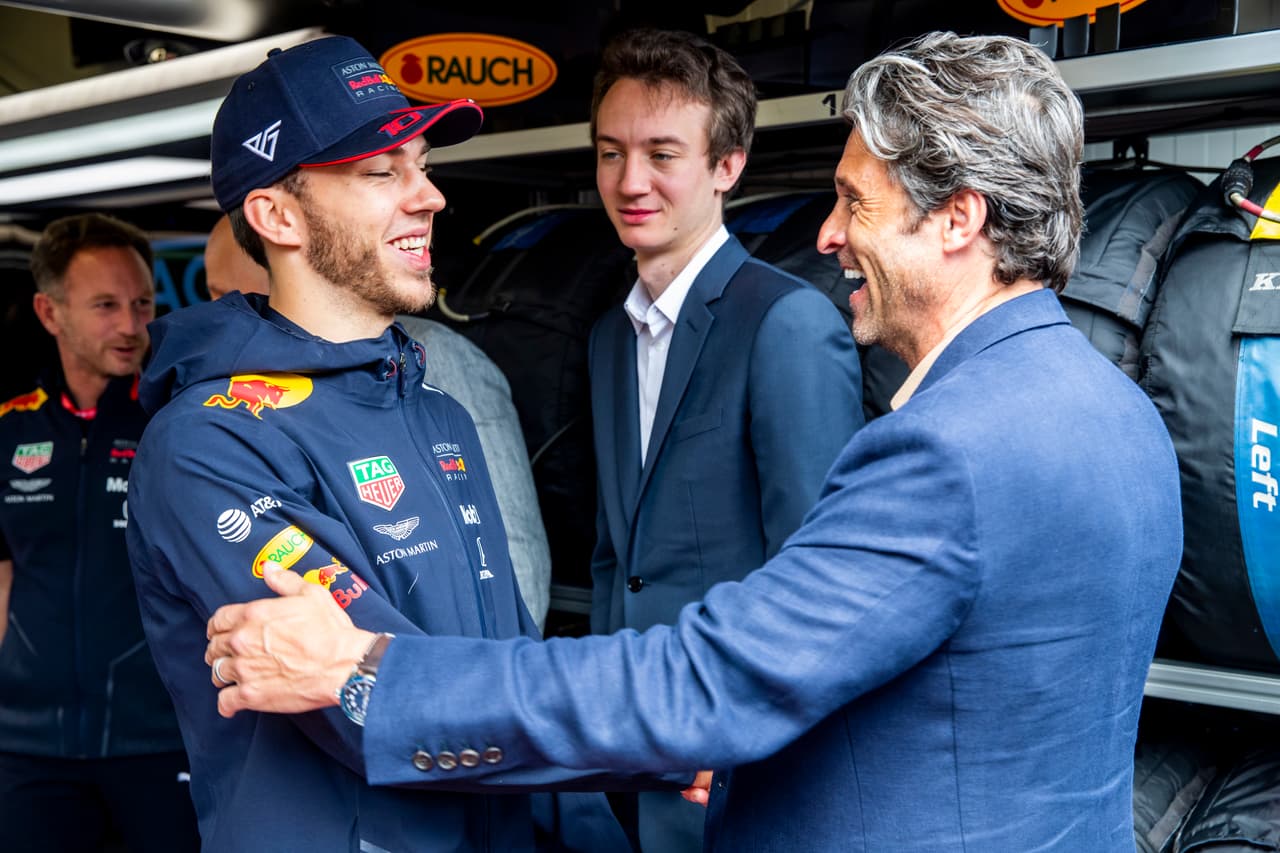El francés Pierre Gasly de Red Bull Racing recibi´ó la visita del actor Patrick Dempsey, que también tiene una trayectoria marcada como piloto de carreras.