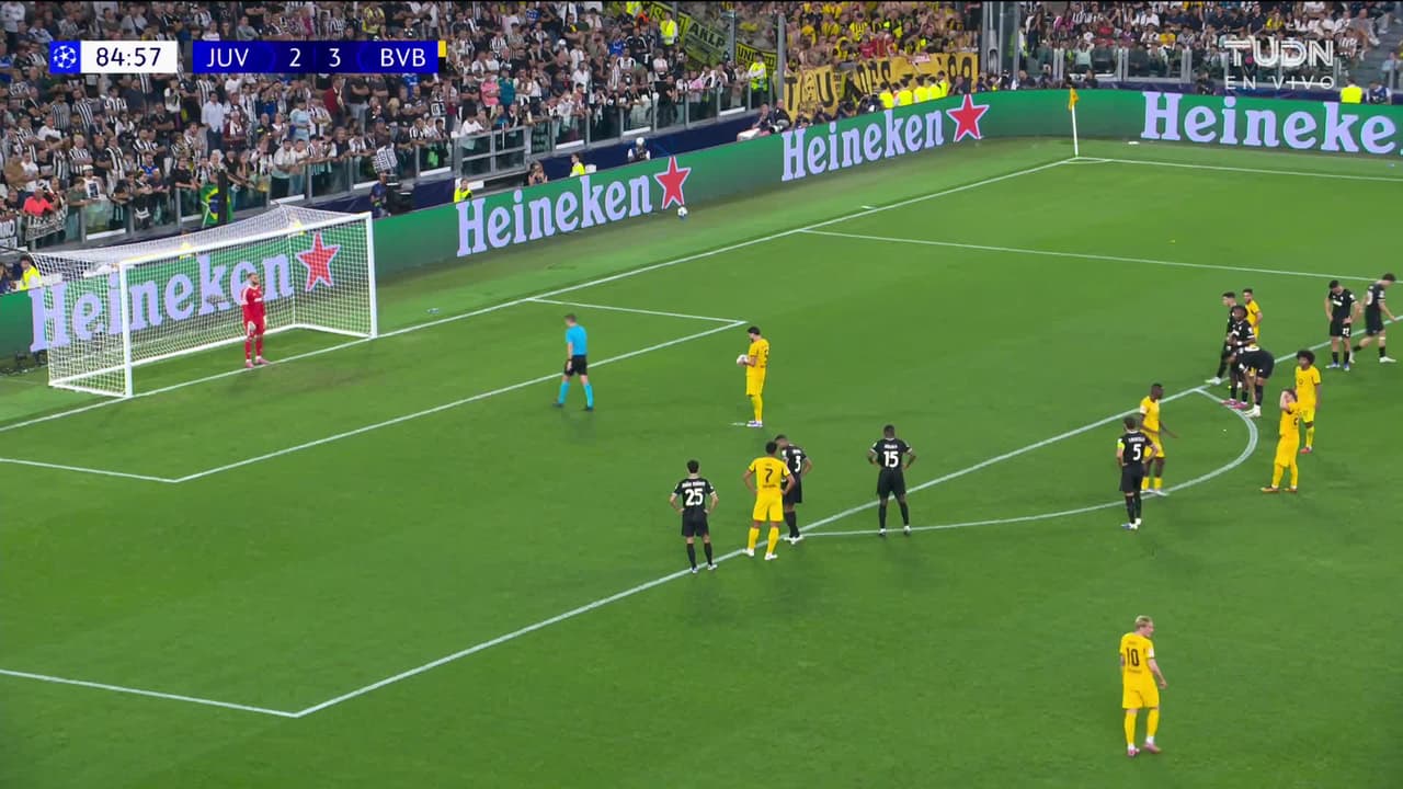 ¡GOL!  anota para Borussia Dortmund. Ramy Bensebaini