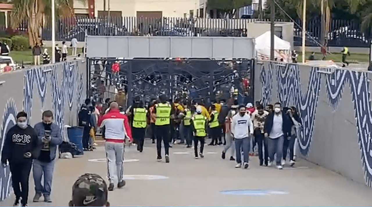 Aficionados de San Luis y América propician pelea afuera del estadio