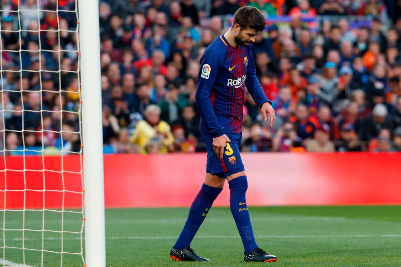 En los minutos finales, Gerard Piqué se fue al ataque y en una de esas quedó resentido, aunque parece no ser grave ya que acabó el partido.