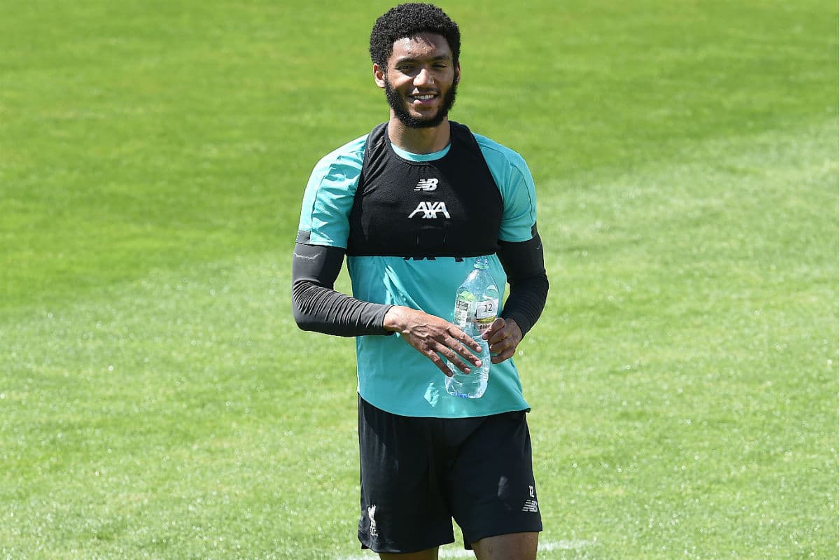 El central inglés, Joe Gomez, se hidrata en una pequeña pausa tras el arranque del entrenamiento.