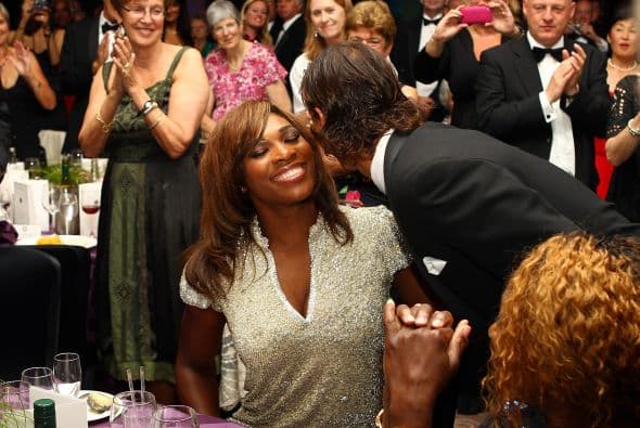 El baile de la noche siguiente reunió a los campeones de singles de ambas ramas. Rafael Nadal saludó a su llegada a Serena.