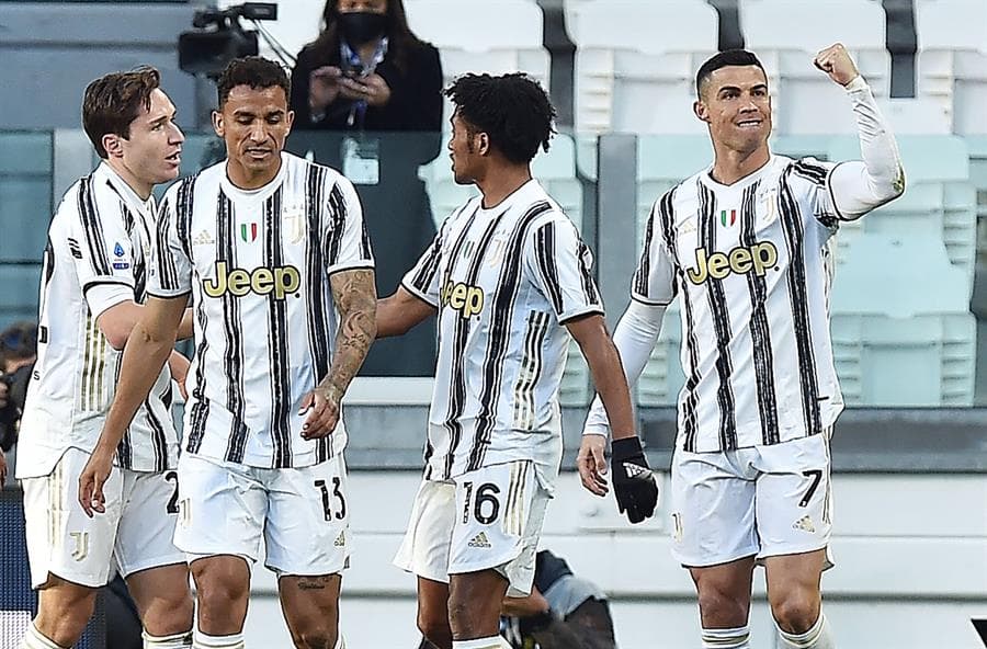 Juventus se queda con la victoria sobre el Napoli en Turín. Las anotaciones para los de la 'Vecchia Signora' corrieron a cargo de Cristiano Ronaldo y Paulo Dybala, quien después de tres meses de ausencia, regresa con anotación. El gol para los de Gattuso cayó al minuto 90 de penal, por parte de Lorenzo Insigne.