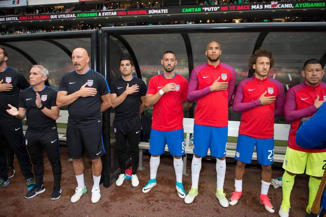 A diferencia de algunos aficionados que silbaron durante el Himno de los Estados Unidos, en el campo se entonó con el respeto que se merece.