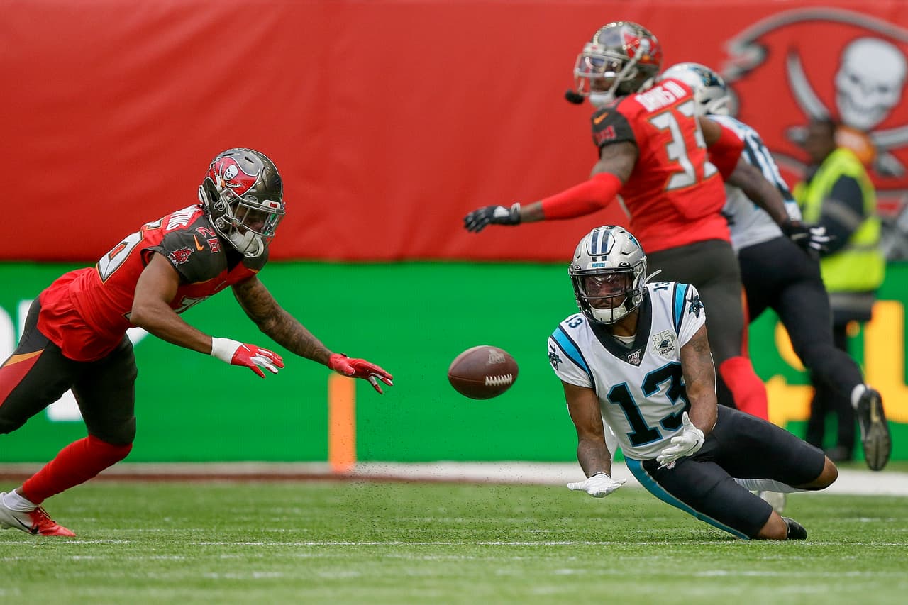 Jarius Wright de Carolina Panthers, atrapa el ovoide ante Tampa Bay Buccaneers.