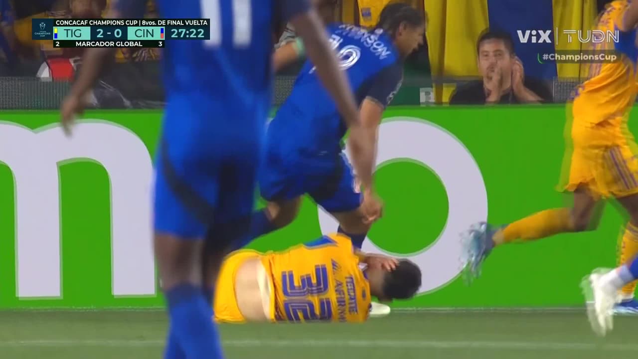 ¡No paran los golpes! Lorona queda lastimado tras otro choque de cabeza