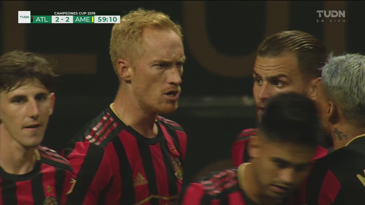 Bombazo del colorado Larentowicz, desviado en Vargas, da el 2-2 al United