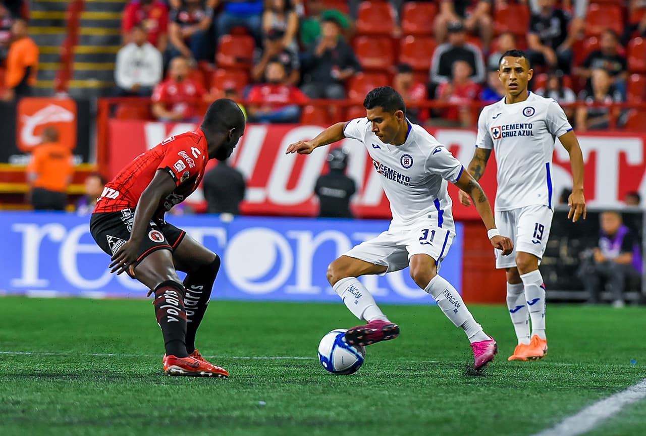 Con goles de Velázquez, Balanta y 'Cubo' Torres, Xolos remontó de último minuto para arrebatarle los tres puntos a Cruz Azul. Aguilar y Yotún anotaron para La Máquina.