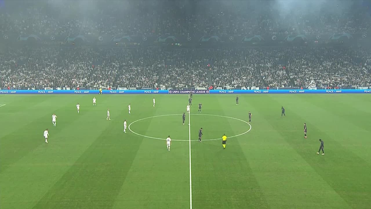 Arranca el partido y la pelota está en juego.