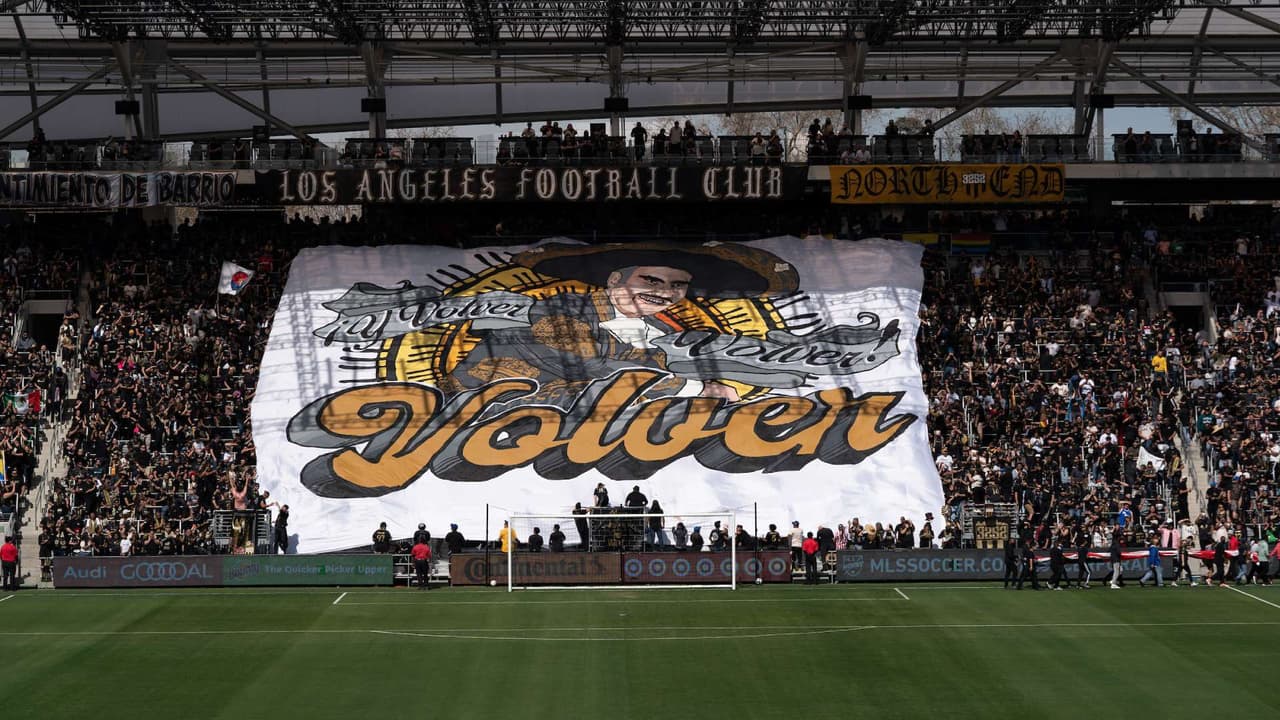 Vicente Fernández se hizo presente en la grada del Banc of America Stadium.