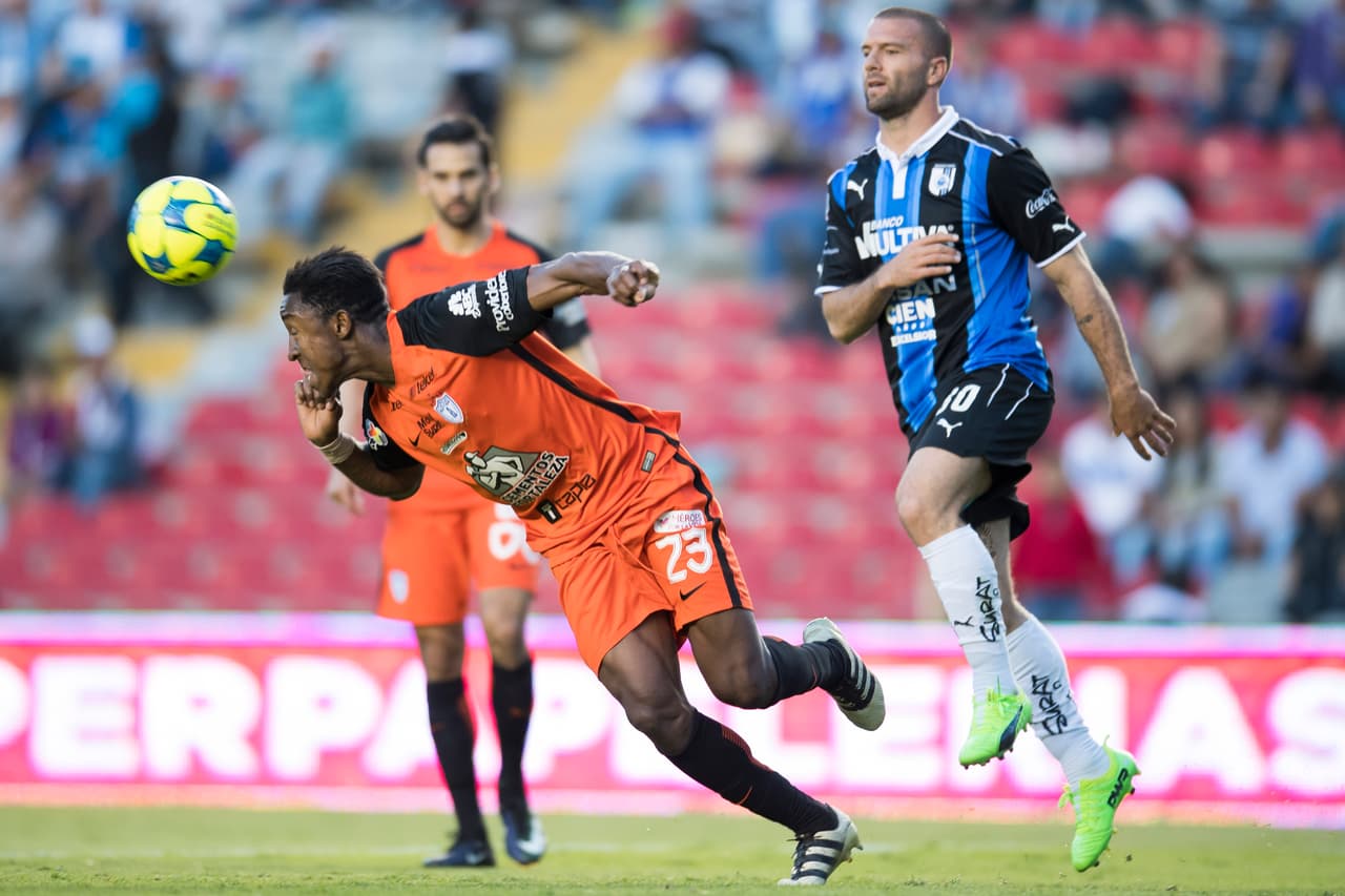 Oscar Fabián Murillo despejando un balón para evitar que el daño sea mayor.