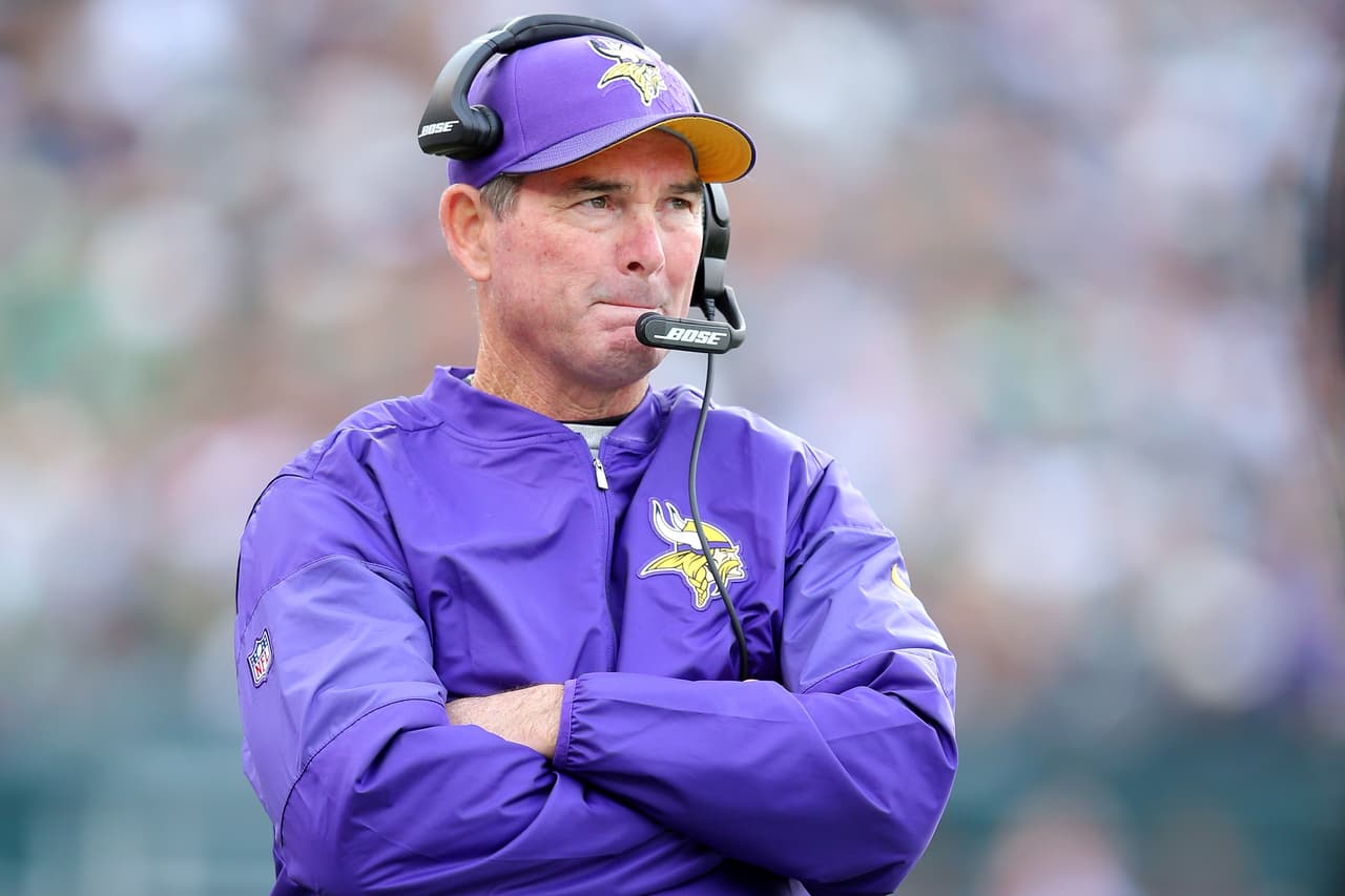 <i>Head Coach</i>: MIKE ZIMMER
<br>Comenzará su cuarta temporada como entrenador en jefe, todas con los Vikings, donde solo ha tenido una campaña con récord positivo. Aunque sobresale por su pasado como un brillante coordinador ofensivo, necesita proyectar ese estilo agresivo y determinado a la ofensiva. Tiene un equipo equilibrado con el que puede lograrlo.