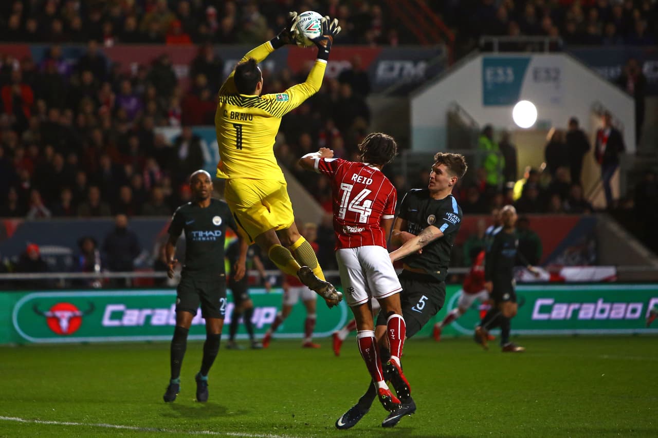 El chileno Claudio Bravo, portero habitual en la Copa de la Liga, ocupó el puesto de Ederson, mientras que Bernardo Silva ingresó en lugar de Raheem Sterling.