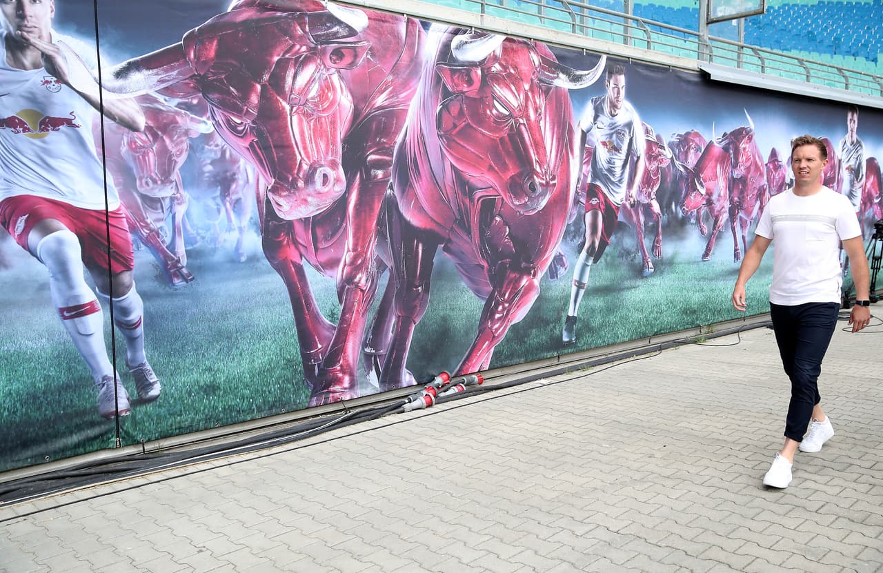 - Julian Nagelsmann, entrenador del RB Leipzig, en su llegada al Red Bull Arena para el partido ante Hertha Berlín.
<br>- En el fondo, aparece y sobresale una pared pintada con Toros Rojos, apodo del equipo.