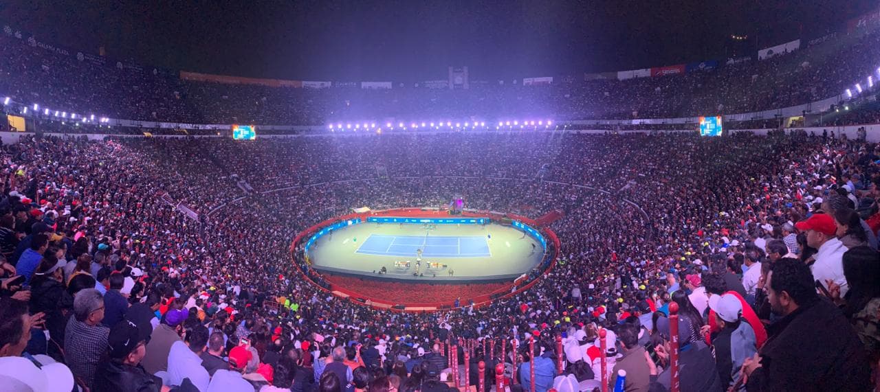 Hay de todo y para todos en las inmediaciones de la Monumental: chistorra, paella, juegos, souvenirs... ¡el ambiente es insuperable!