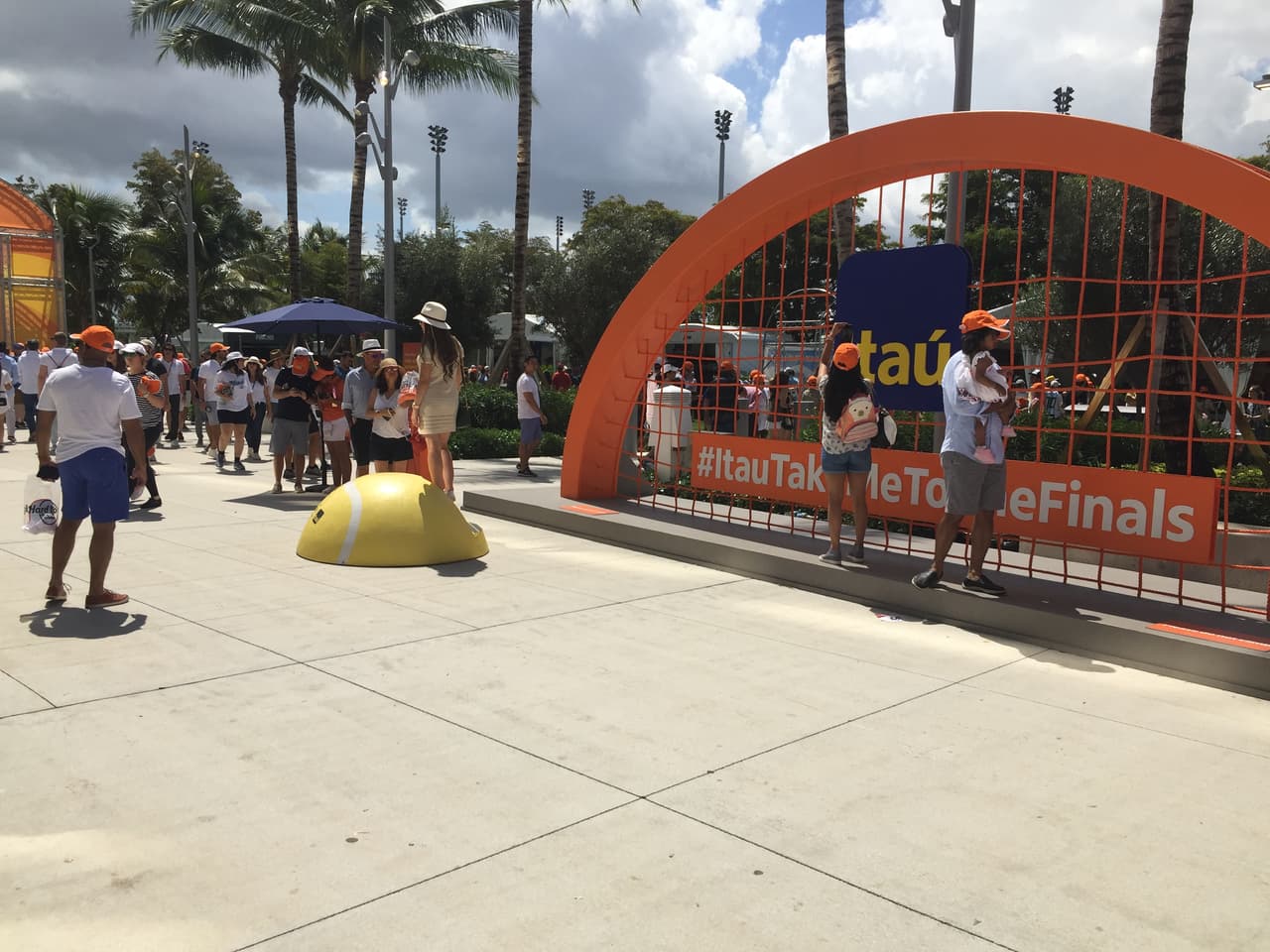Gran colorido en la Final del Miami Open donde Roger Federer y John Isner disputaron el título en el Hard Rock Stadium de Miami.