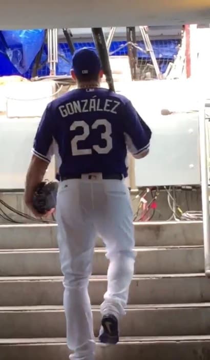 Adrián González lanza campaña para que los hispanos de la MLB usen tildes en sus camisetas