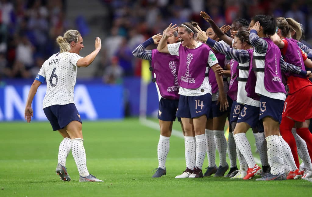 Las francesas celebran su tercera clasificación consecutiva a Cuartos de Final del Mundial femenino.