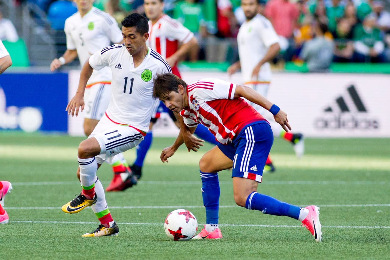 Los primeros minutos del cuadro mexicano fueron de gran nivel logrando encerrar a los paraguayos en su área.