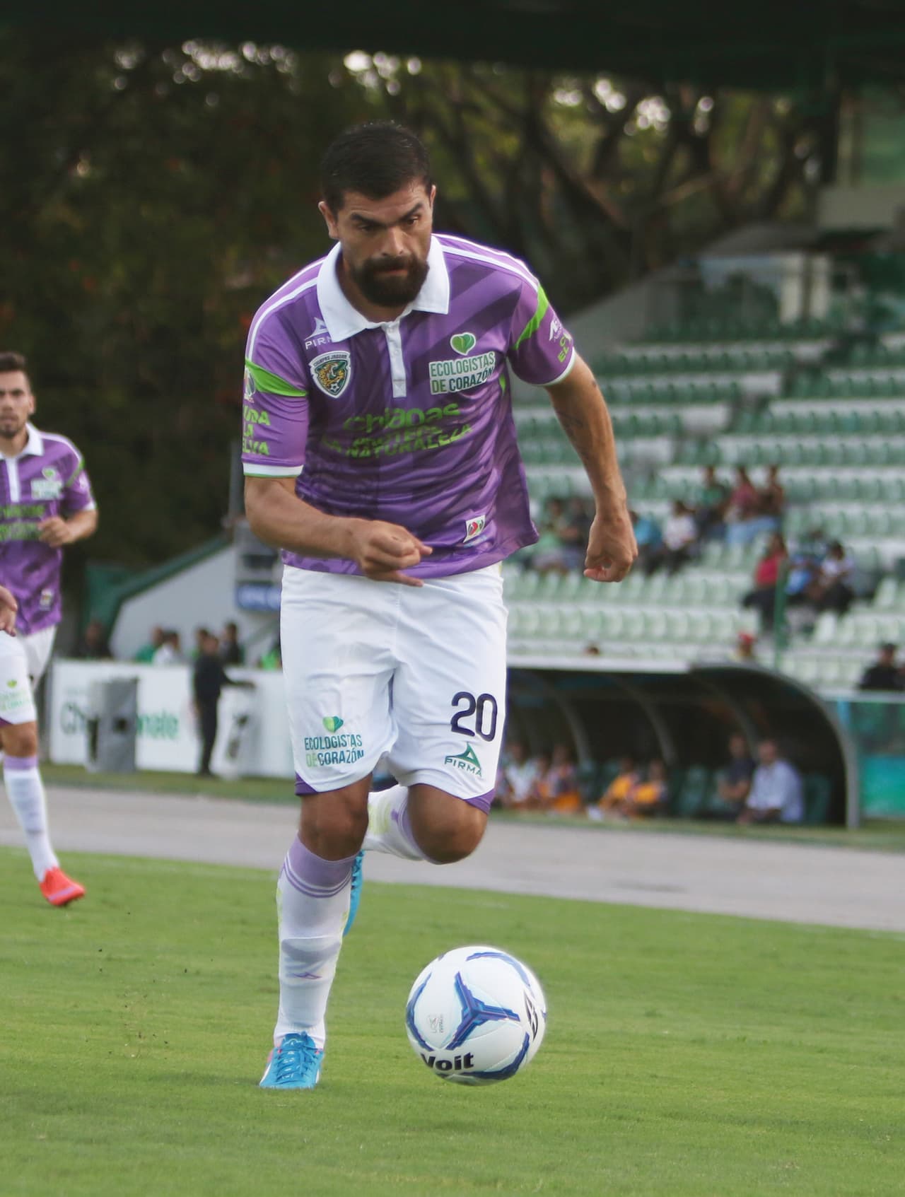 Felix Araujo, Chiapas.- El defensor chiapaneco fue expulsado debido a que recibió dos cartones preventivos, la primera por una falta sobre Matías Britos, y la segunda por una obstrucción sobre Gerardo Alcoba.