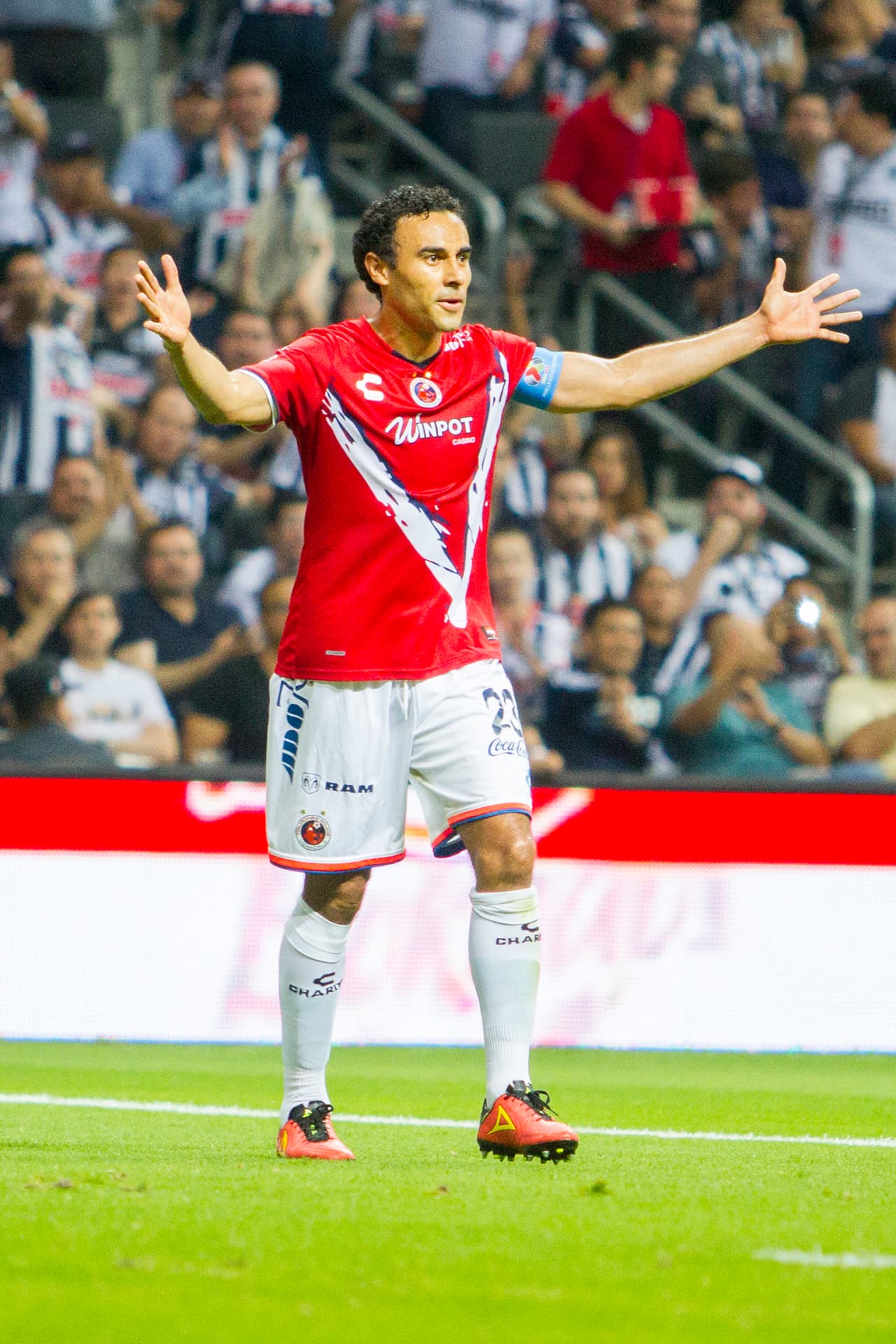 Leobardo López, Veracruz.- El defensor del equipo jarocho poco pudo hacer para evitar la derrota de los Tiburones Rojos ante el Toluca.