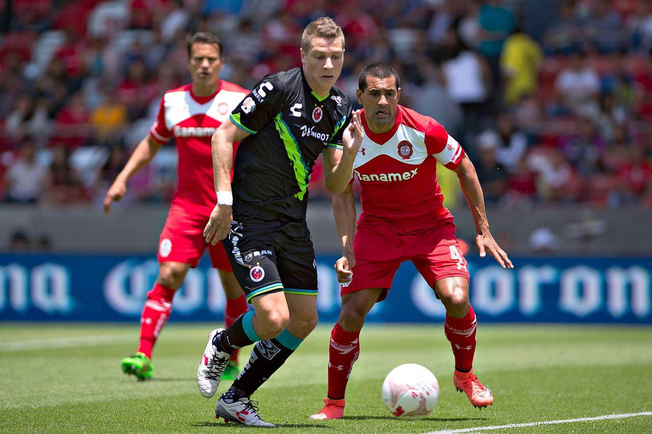 Julio Furch, Veracruz.- El delantero del equipo jarocho no se pudo ahcer presente en el marcador para ayudar a su equipo en la derrota 4-2 ante el Toluca.