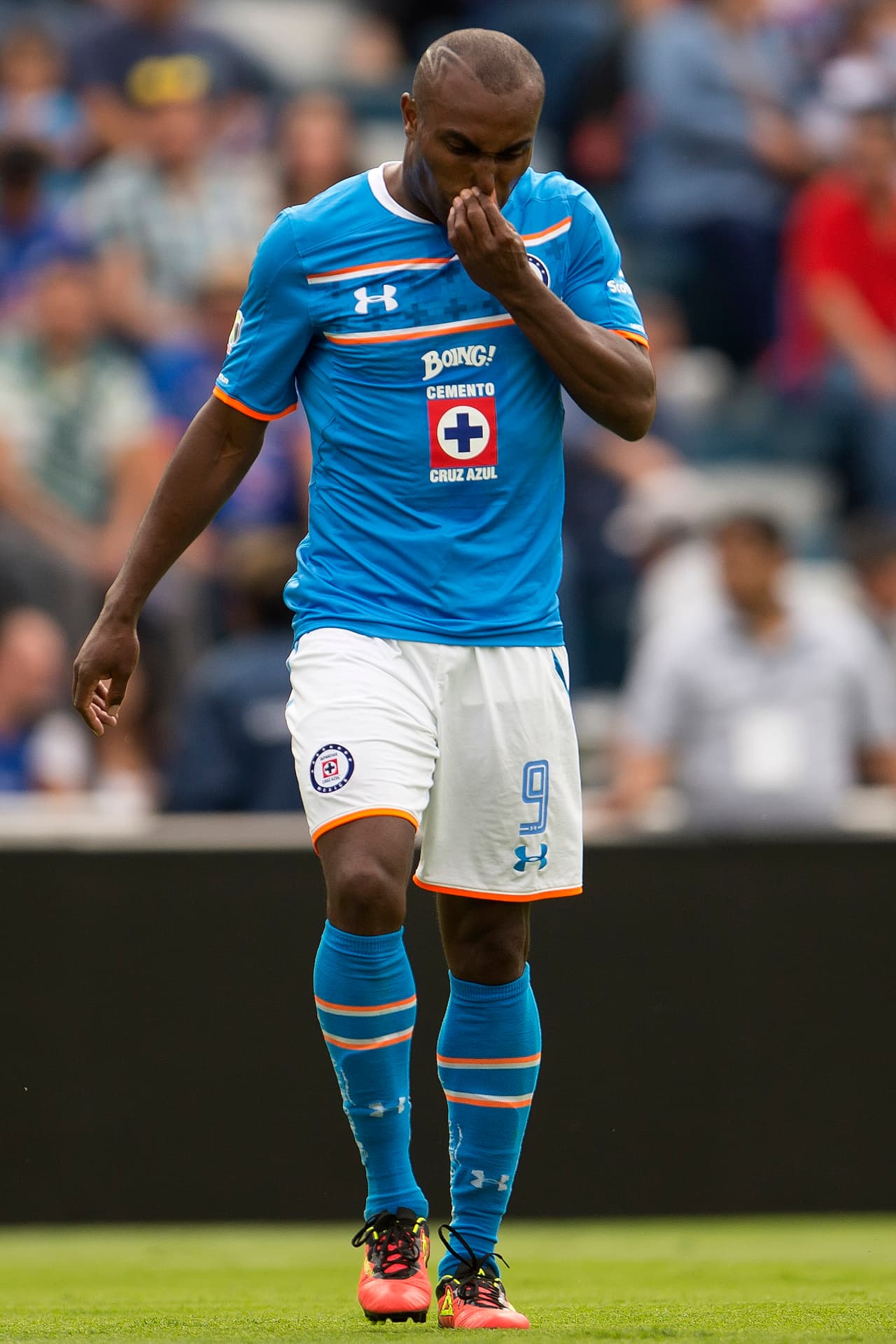 Joffre Guerrón, Cruz Azul.- Expulsado por doble amarilla, la primera por insultar al árbitro al ser anulado uno de sus goles y la segunda por empujar al árbitro en una jugada polémica al final del partido.